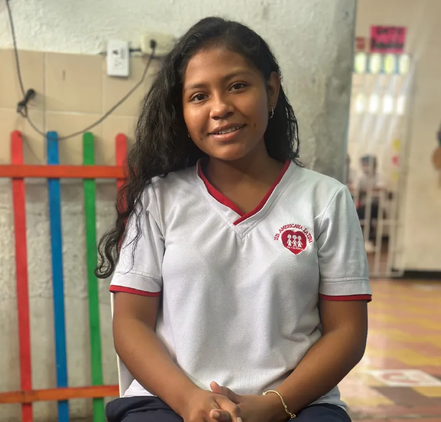 Joven migrante SENATIC Alexandra Barroso Palmar frente al colegio IED América Latina de Barranquilla