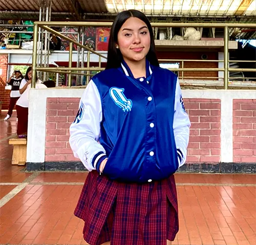 Dayarlin, una joven de 17 años, aparece de pie en el centro de la imagen, posando con confianza