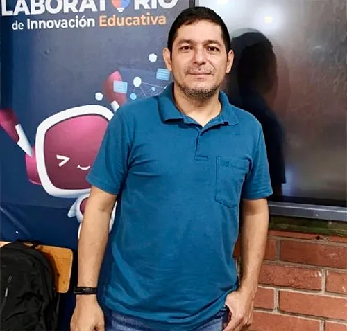 Javier Quintero, hombre de 45 años, aparece de pie mirando a la cámara con una expresión amable