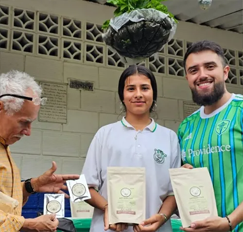 Pedro Torres, rector de la institución educativa de la vereda Santa Rita y Manuel Buitrago