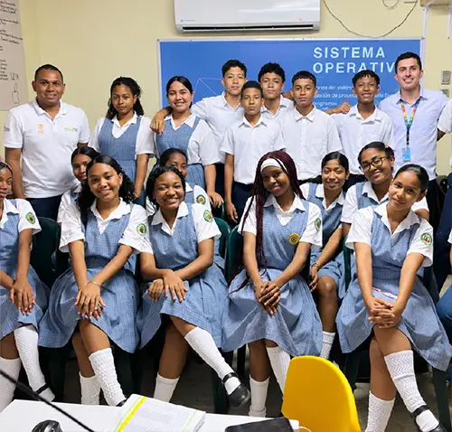 Adolfo Herrera, instructor del proyecto SENATIC, comparte con estudiantes de la Institución Educativa Mercedes Ábrego