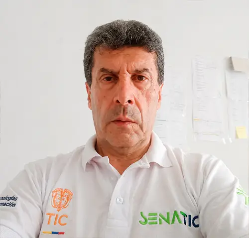 Álvaro Álvarez Lozano, instructor del proyecto SENATIC en Caloto (Cauca), acompaña a estudiantes en el desarrollo de competencias digitales y programación para ampliar sus oportunidades de formación y empleo.