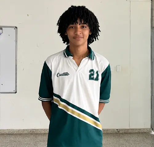Jeiner Alejandro Cantillo Suárez, estudiante del proyecto SENATIC, durante una jornada de formación en competencias digitales en su institución educativa en Cartagena, Colombia.