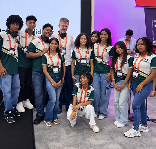 Un grupo de aprendices e instructores posa para una fotografía durante